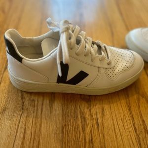 Veja V-10 sneaker